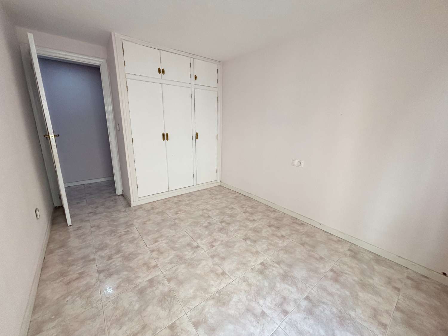 RYMLIG FYRARUMSLÄGENHET MED TERRASS I CENTRALA MUTXAMEL