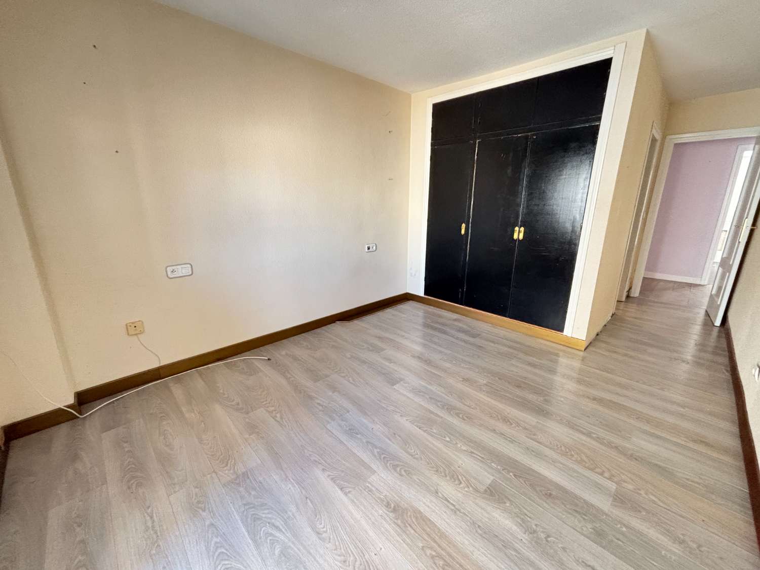 RYMLIG FYRARUMSLÄGENHET MED TERRASS I CENTRALA MUTXAMEL