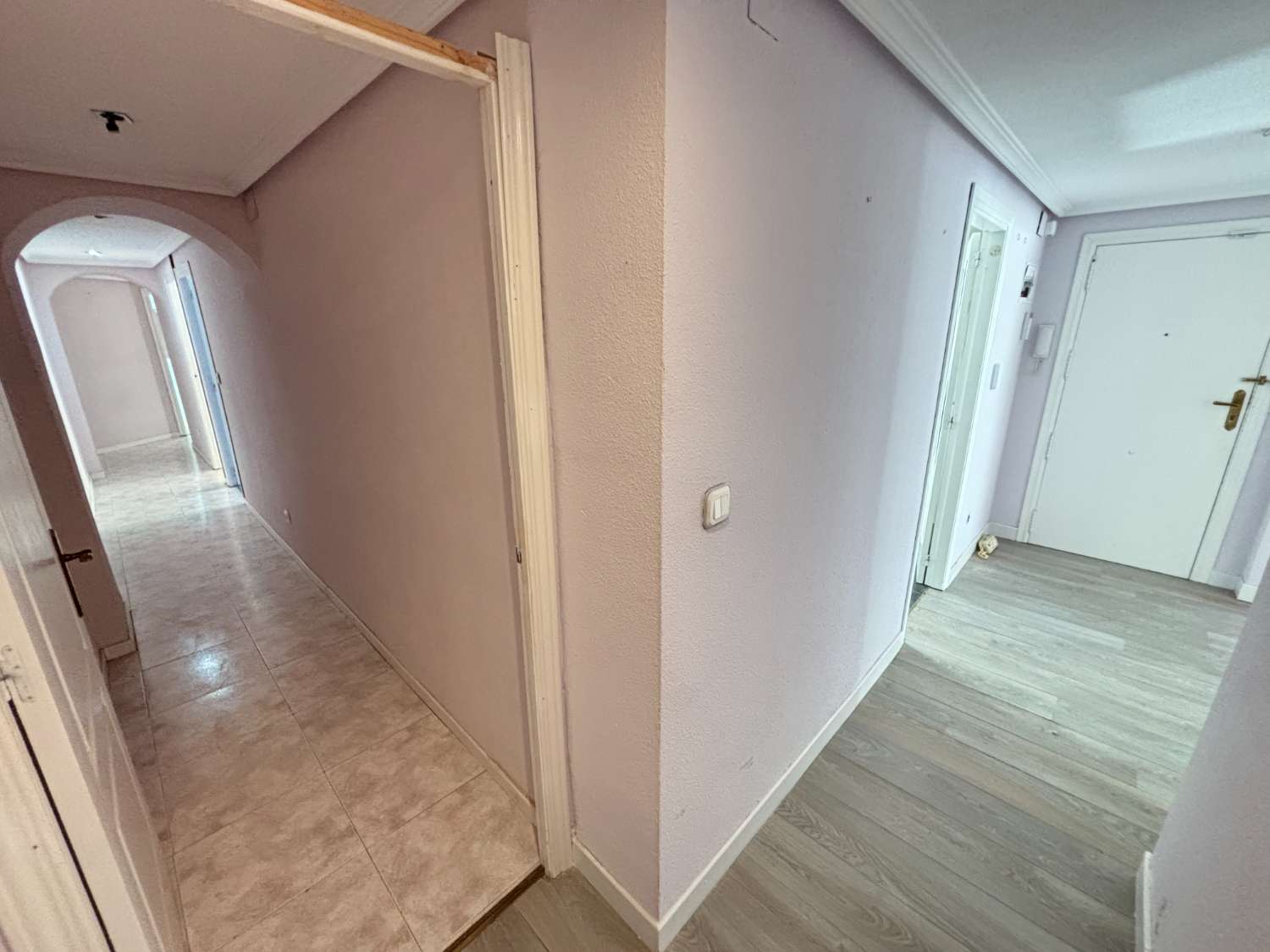 RYMLIG FYRARUMSLÄGENHET MED TERRASS I CENTRALA MUTXAMEL