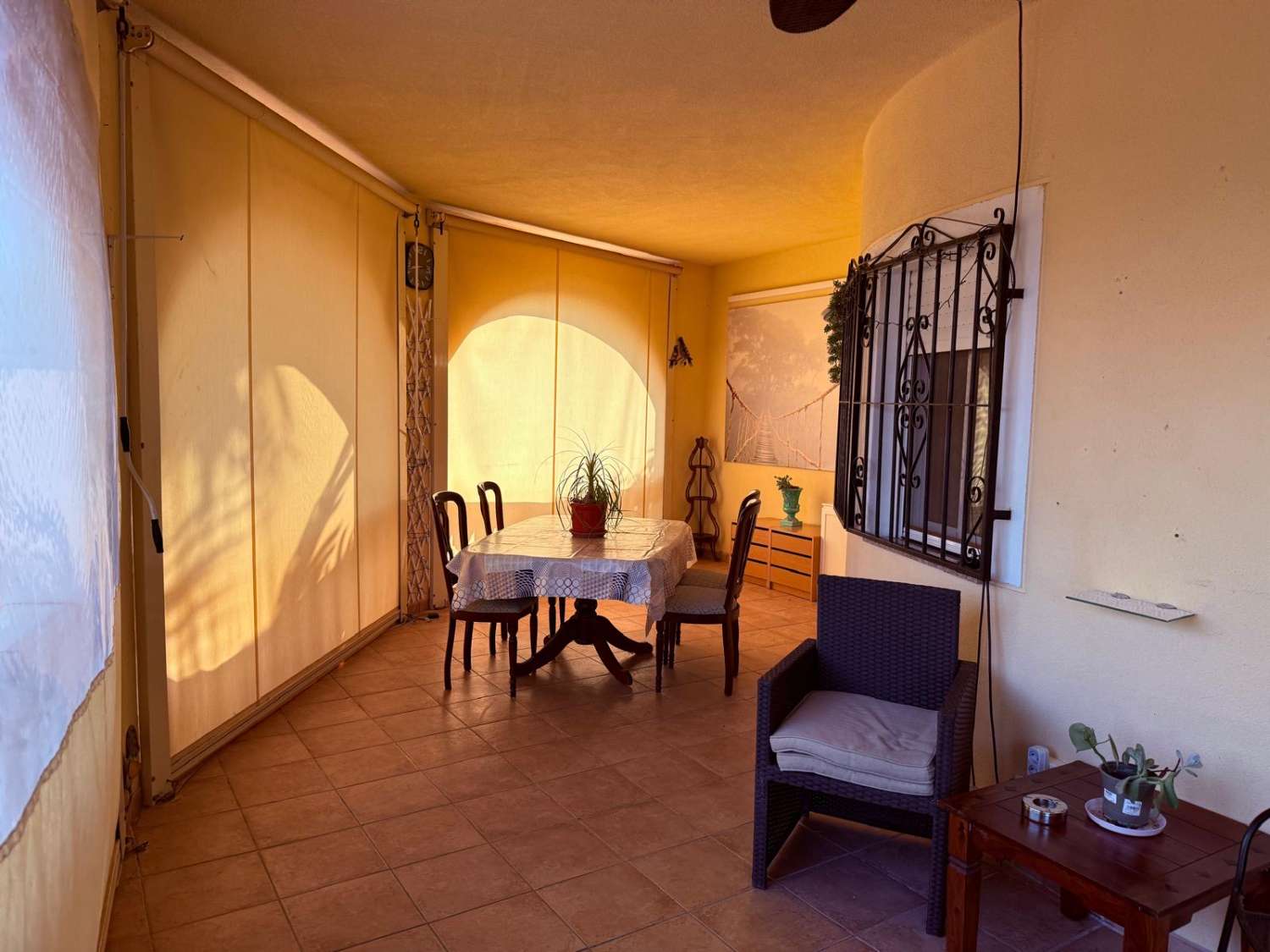 FRITLIGGENDE VILLA I CATRAL GRUND 1800M2 MED POOL