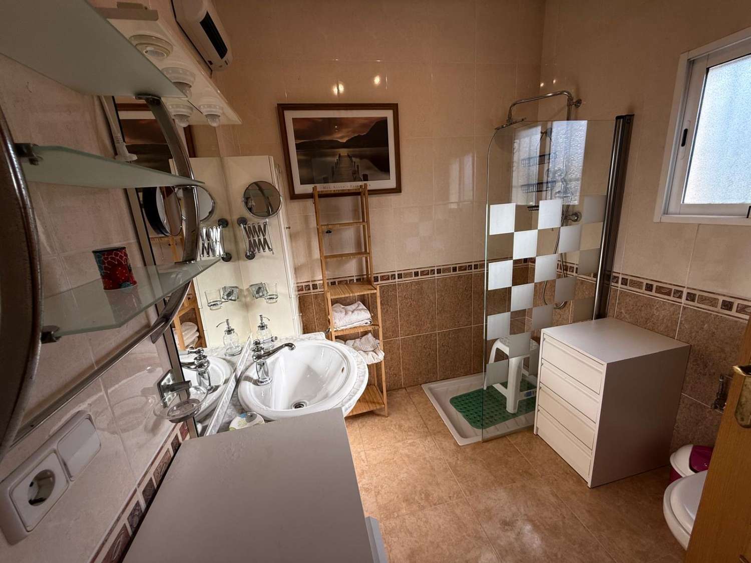 FRITLIGGENDE VILLA I CATRAL GRUND 1800M2 MED POOL