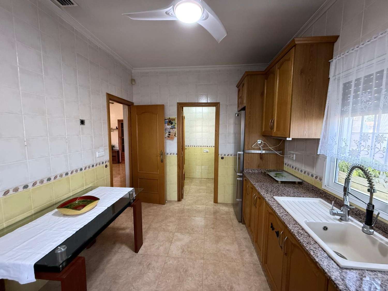 FRITLIGGENDE VILLA I CATRAL GRUND 1800M2 MED POOL