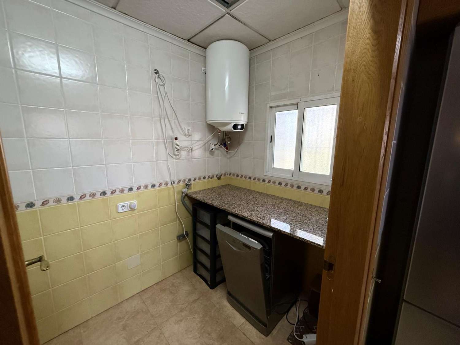FRITLIGGENDE VILLA I CATRAL GRUND 1800M2 MED POOL