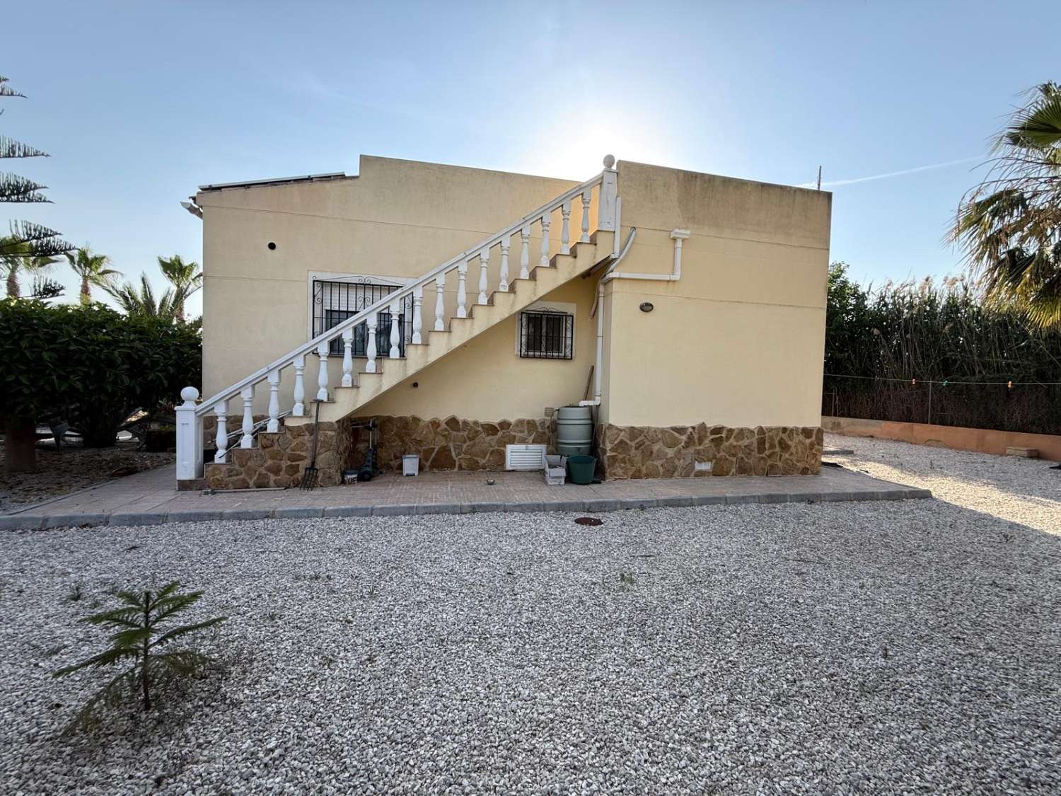 FRITLIGGENDE VILLA I CATRAL GRUND 1800M2 MED POOL