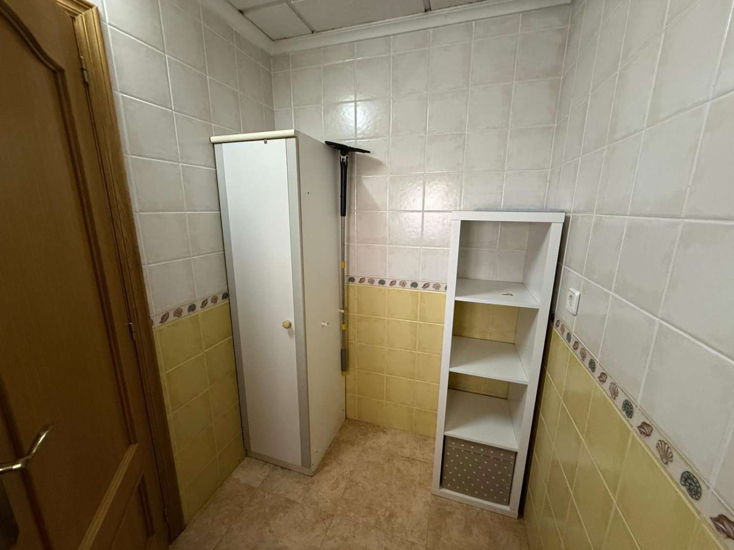 FRITLIGGENDE VILLA I CATRAL GRUND 1800M2 MED POOL