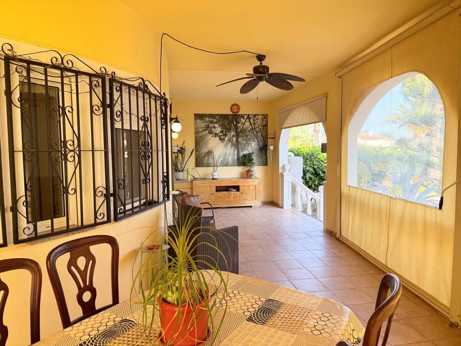 FRITLIGGENDE VILLA I CATRAL GRUND 1800M2 MED POOL