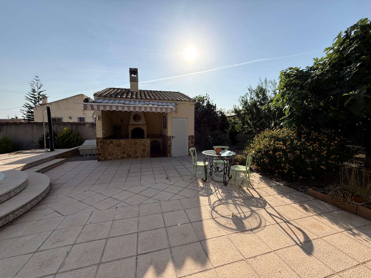 FRITLIGGENDE VILLA I CATRAL GRUND 1800M2 MED POOL