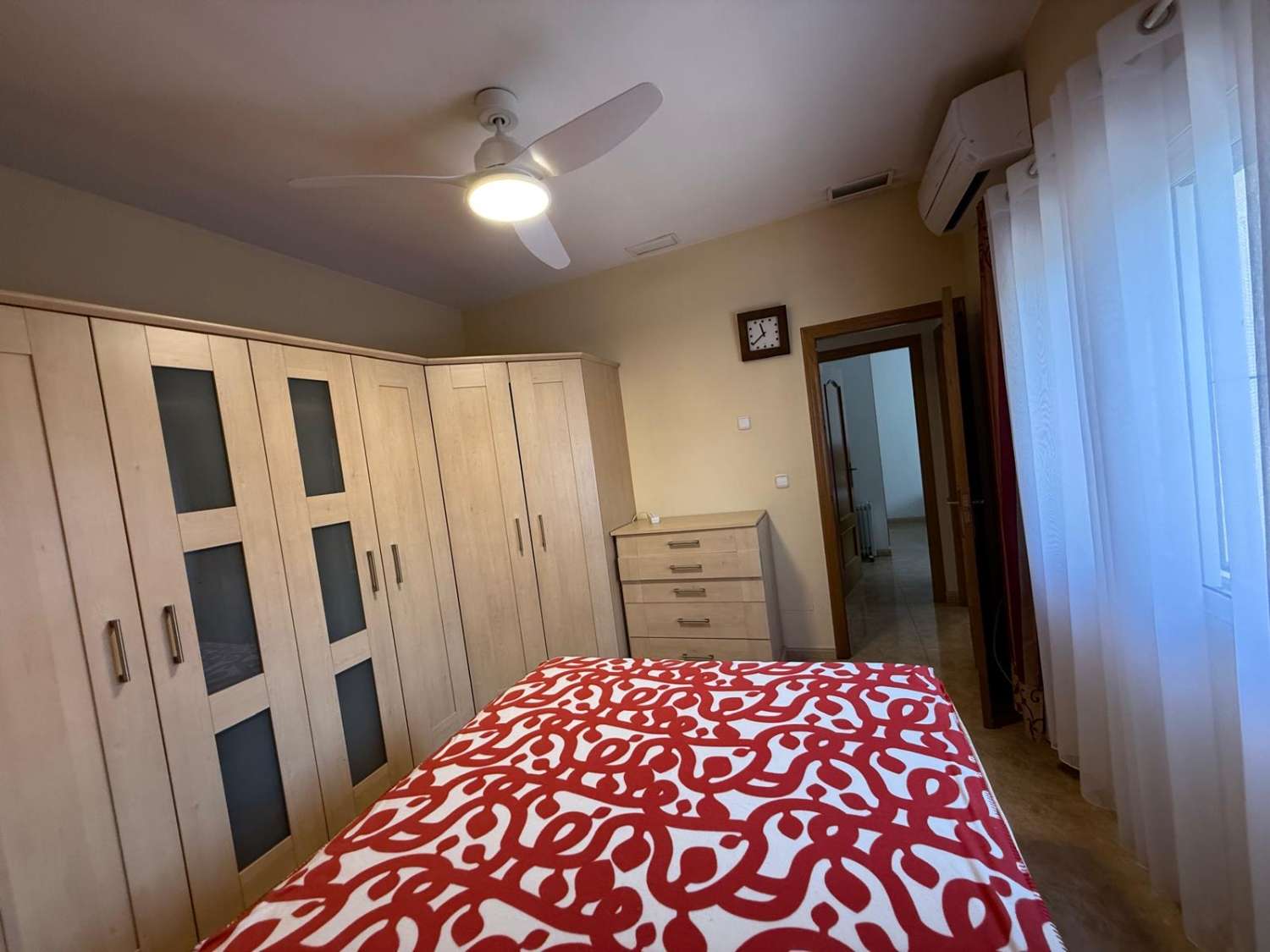 FRITLIGGENDE VILLA I CATRAL GRUND 1800M2 MED POOL