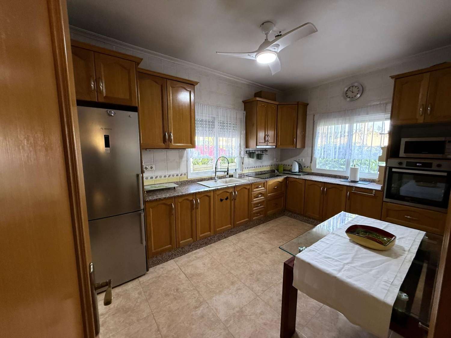 FRITLIGGENDE VILLA I CATRAL GRUND 1800M2 MED POOL