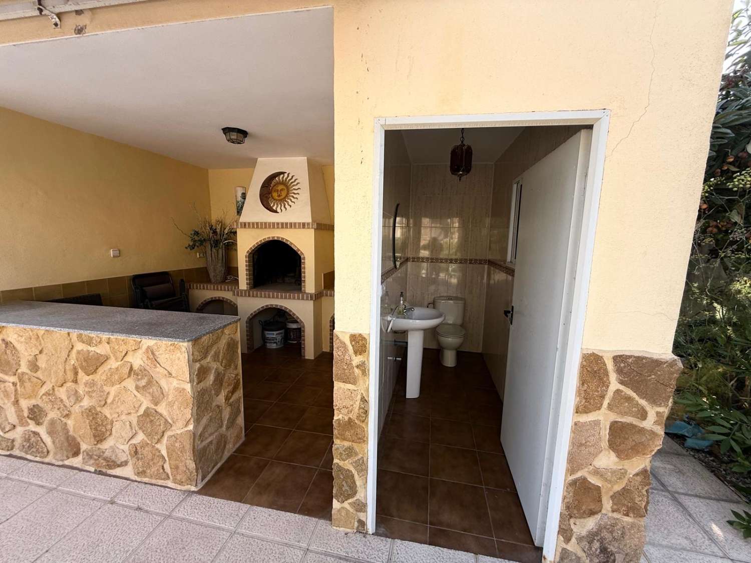 FRITLIGGENDE VILLA I CATRAL GRUND 1800M2 MED POOL