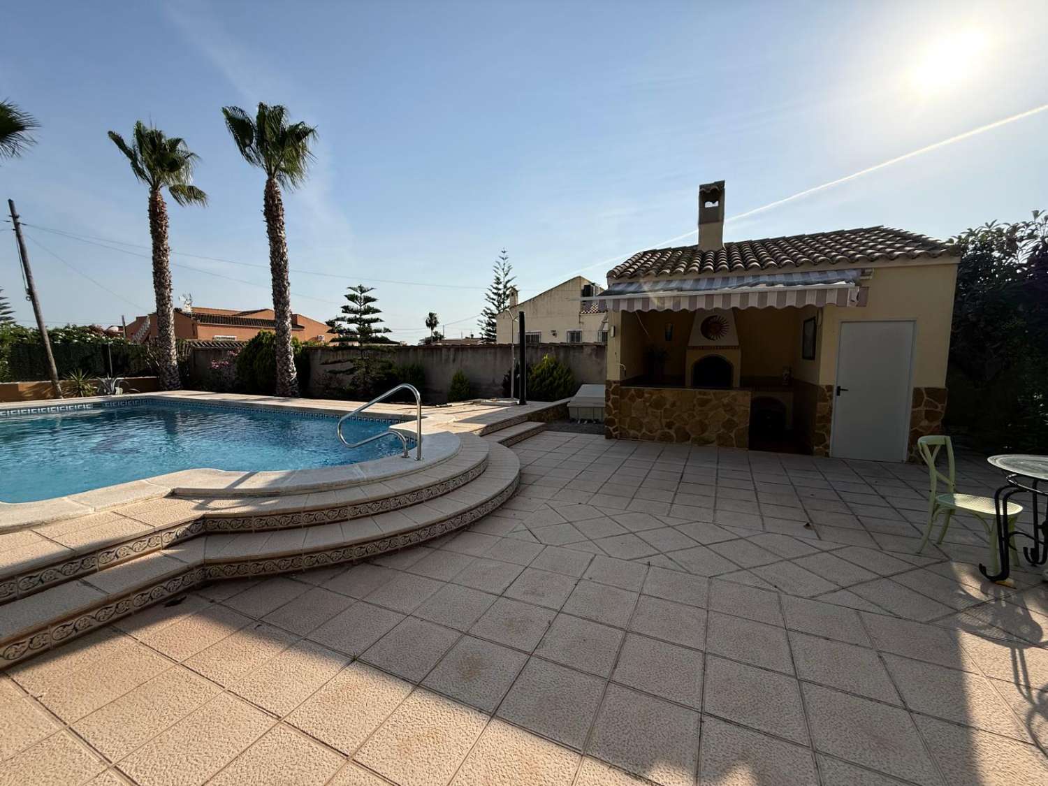 FRITLIGGENDE VILLA I CATRAL GRUND 1800M2 MED POOL