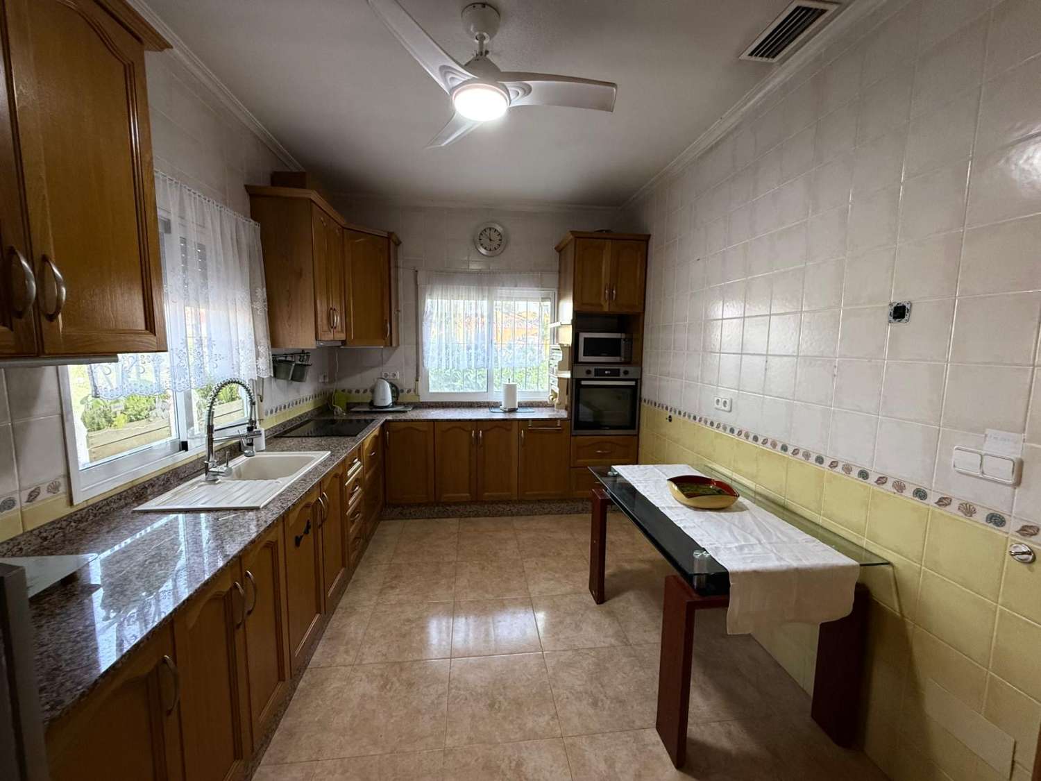 FRITLIGGENDE VILLA I CATRAL GRUND 1800M2 MED POOL