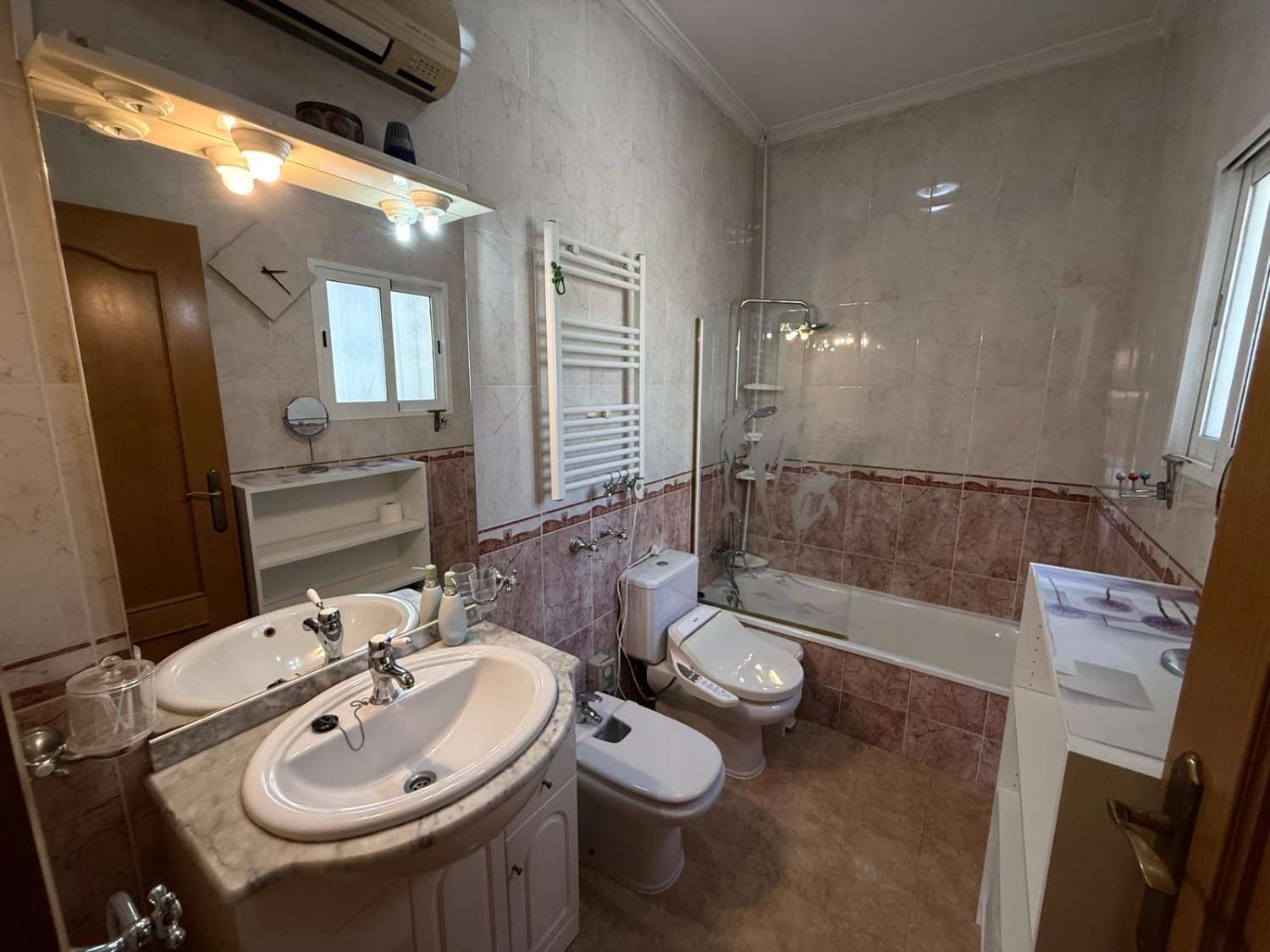 FRITLIGGENDE VILLA I CATRAL GRUND 1800M2 MED POOL