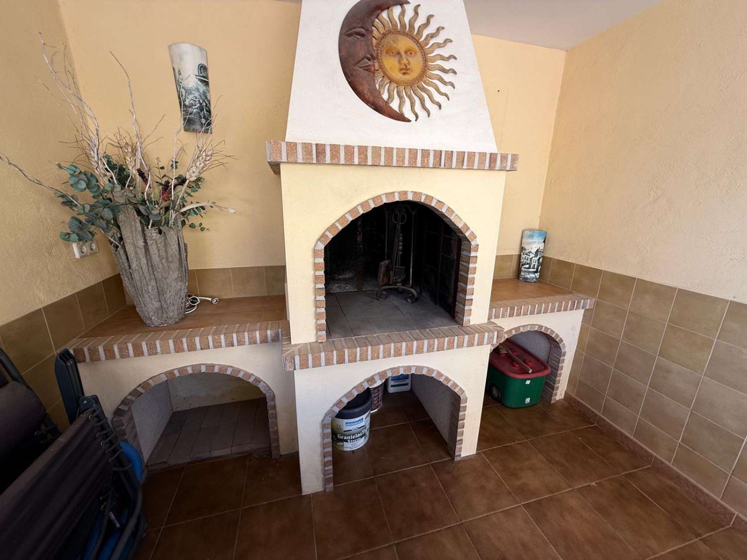 FRITLIGGENDE VILLA I CATRAL GRUND 1800M2 MED POOL