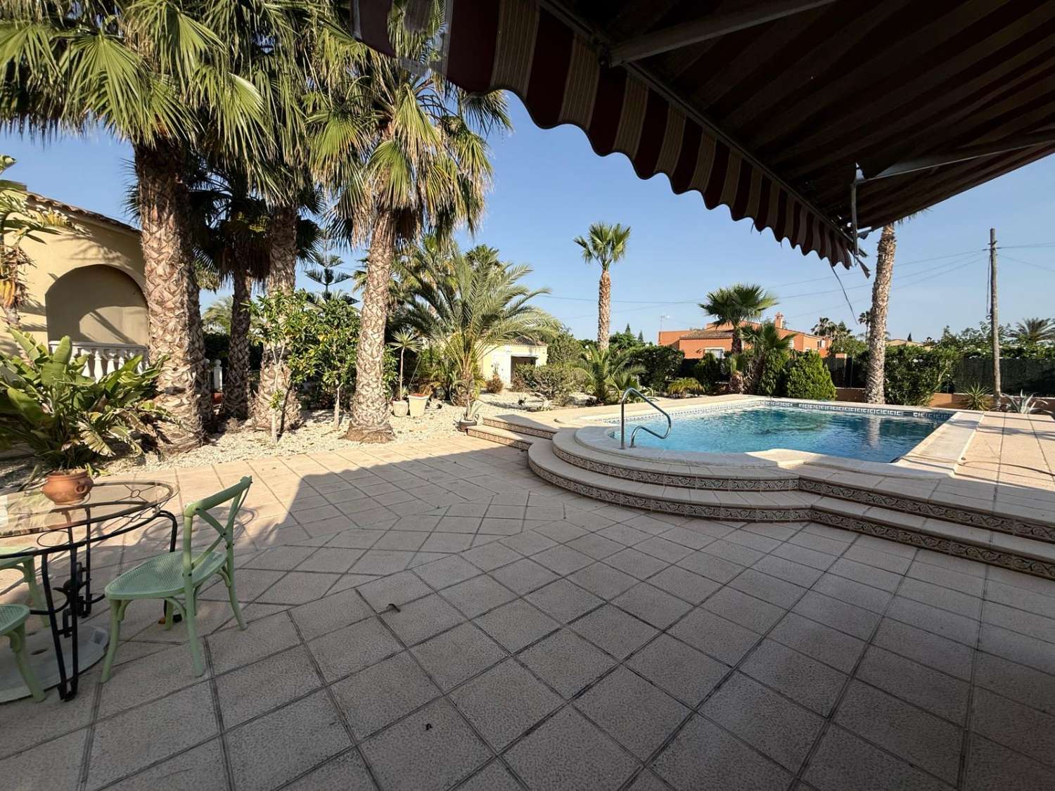 FRITLIGGENDE VILLA I CATRAL GRUND 1800M2 MED POOL
