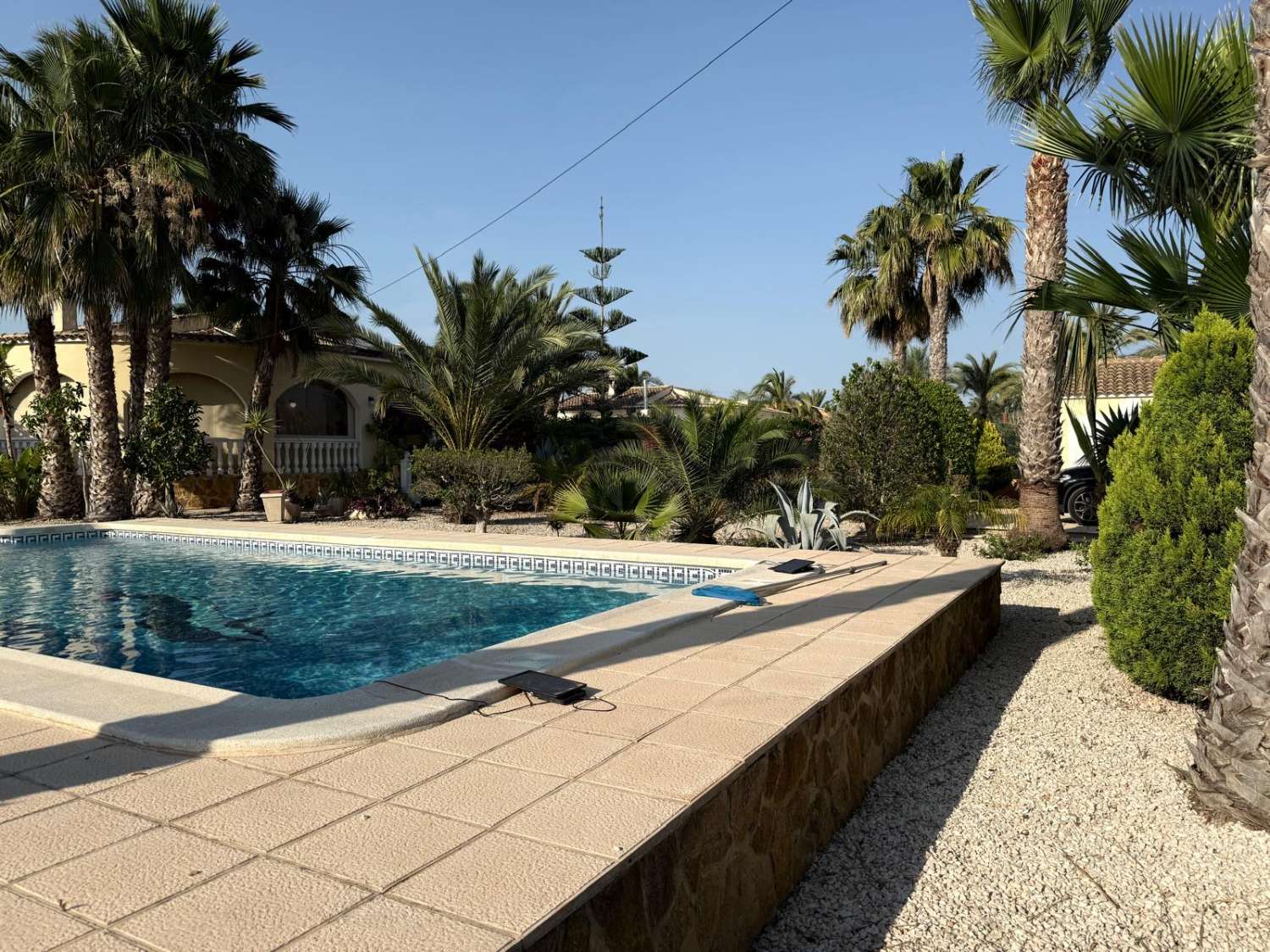 FRITLIGGENDE VILLA I CATRAL GRUND 1800M2 MED POOL