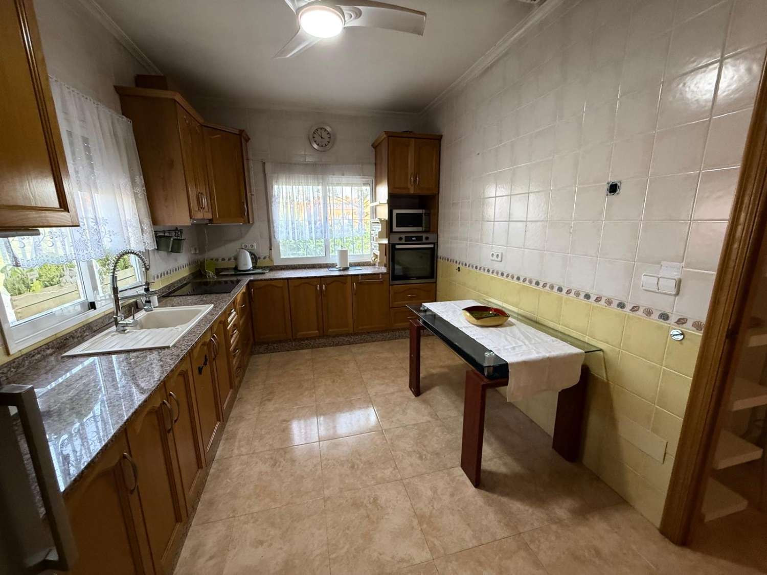 FRITLIGGENDE VILLA I CATRAL GRUND 1800M2 MED POOL