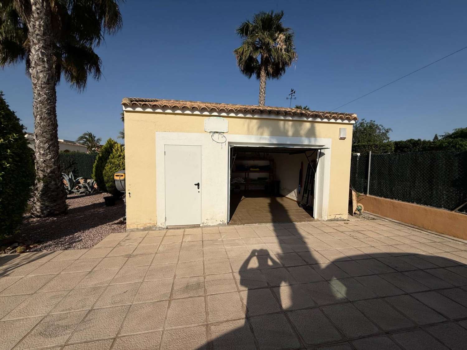 FRITLIGGENDE VILLA I CATRAL GRUND 1800M2 MED POOL