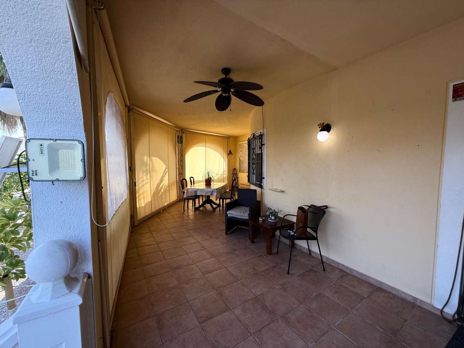 FRITLIGGENDE VILLA I CATRAL GRUND 1800M2 MED POOL