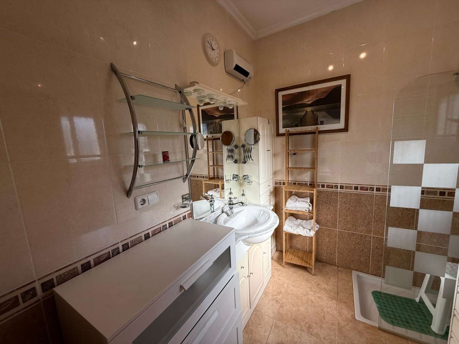 FRITLIGGENDE VILLA I CATRAL GRUND 1800M2 MED POOL