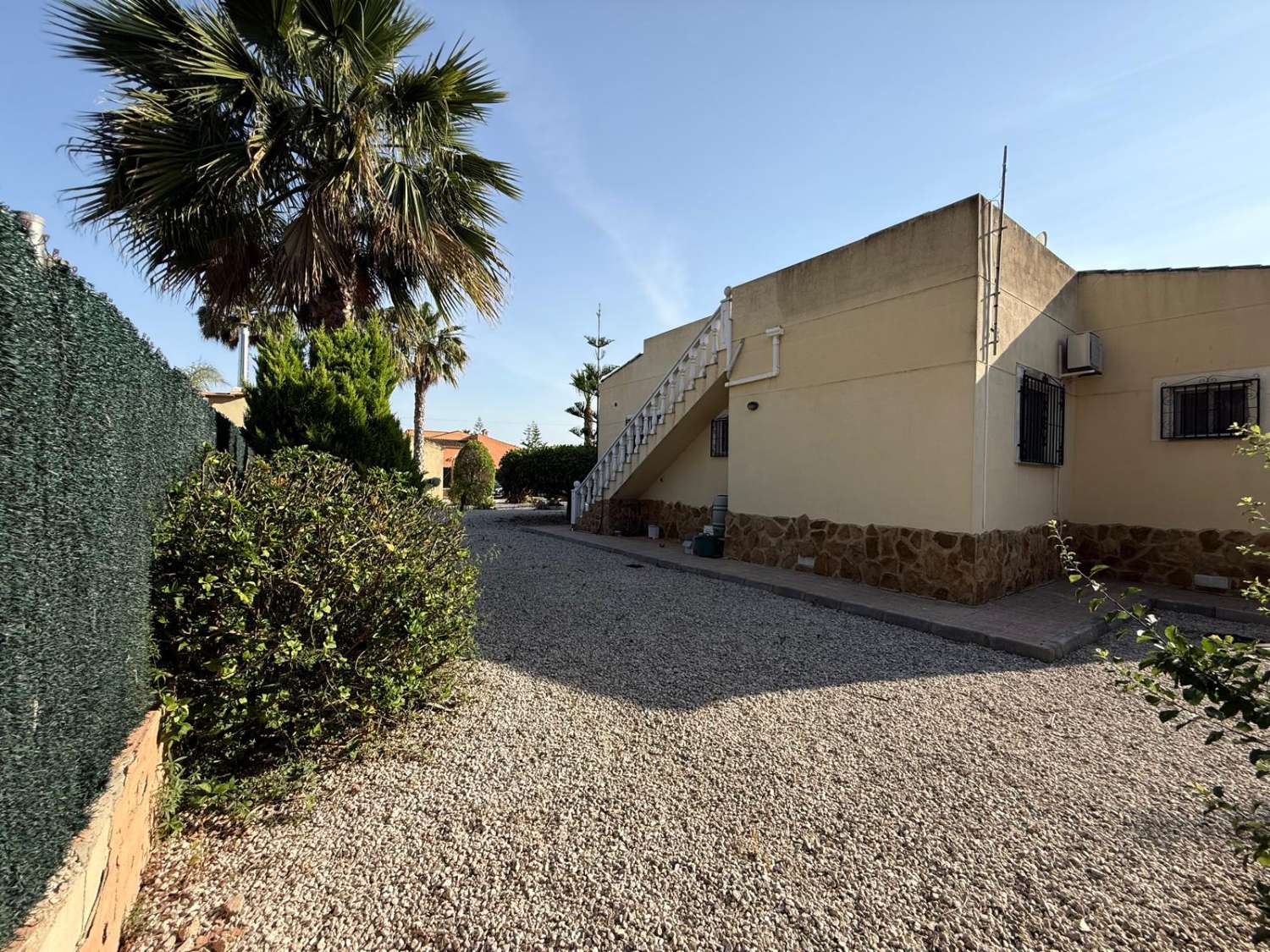FRITLIGGENDE VILLA I CATRAL GRUND 1800M2 MED POOL