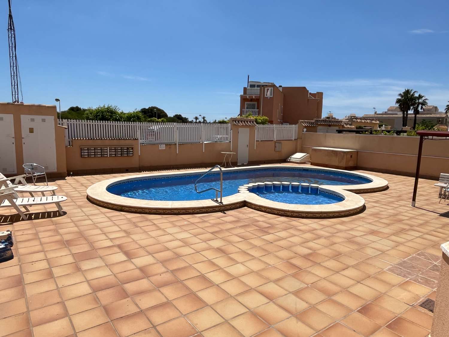RENOVIERTES DUPLEX ZUM VERKAUF IN TORREVIEJA!! 2 SCHLAFZIMMER MIT POOL!!
