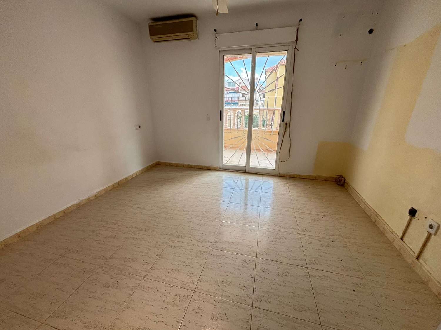 OCASIÓN!! DUPLEX 3 DORMITORIOS 2 BAÑOS EN LA SIESTA PARA REFORMAR CON PISCINA!!