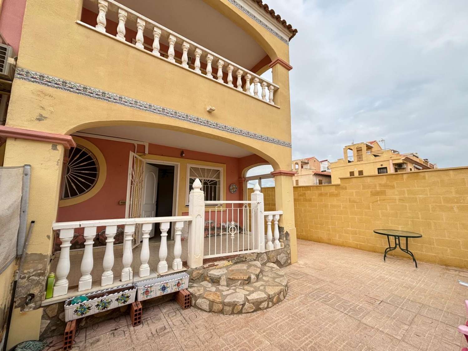 OCASIÓN!! DUPLEX 3 DORMITORIOS 2 BAÑOS EN LA SIESTA PARA REFORMAR CON PISCINA!!