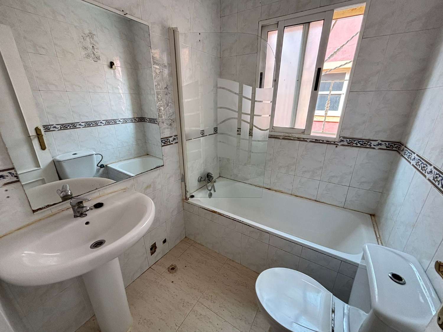 OCASIÓN!! DUPLEX 3 DORMITORIOS 2 BAÑOS EN LA SIESTA PARA REFORMAR CON PISCINA!!