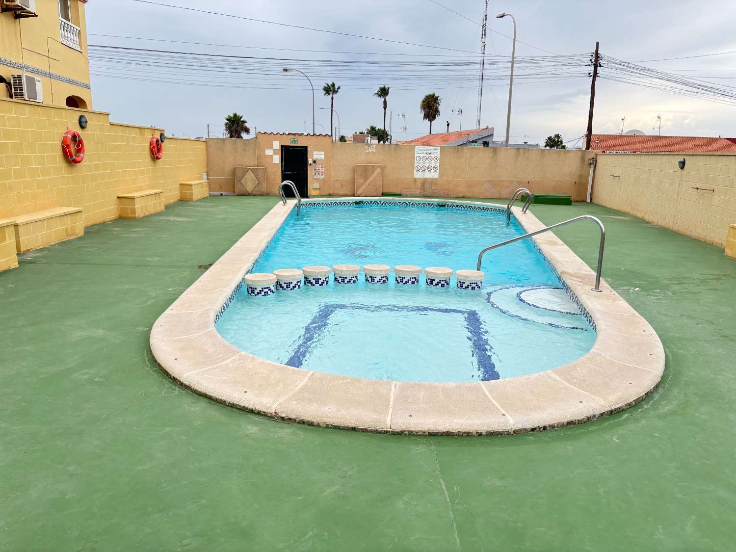 OCASIÓN!! DUPLEX 3 DORMITORIOS 2 BAÑOS EN LA SIESTA PARA REFORMAR CON PISCINA!!