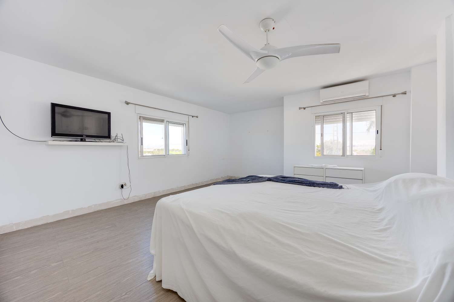 Finca privada de 5.727 m² con vistas panorámicas, piscina