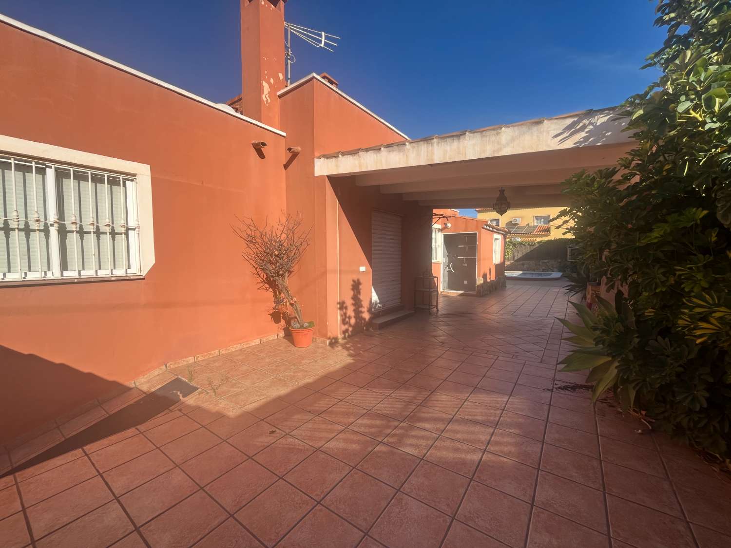 CHALET INDEPENDIENTE CON PISCINA PRIVADA, AGUAS NUEVAS A 3 KM DE LA PLAYA