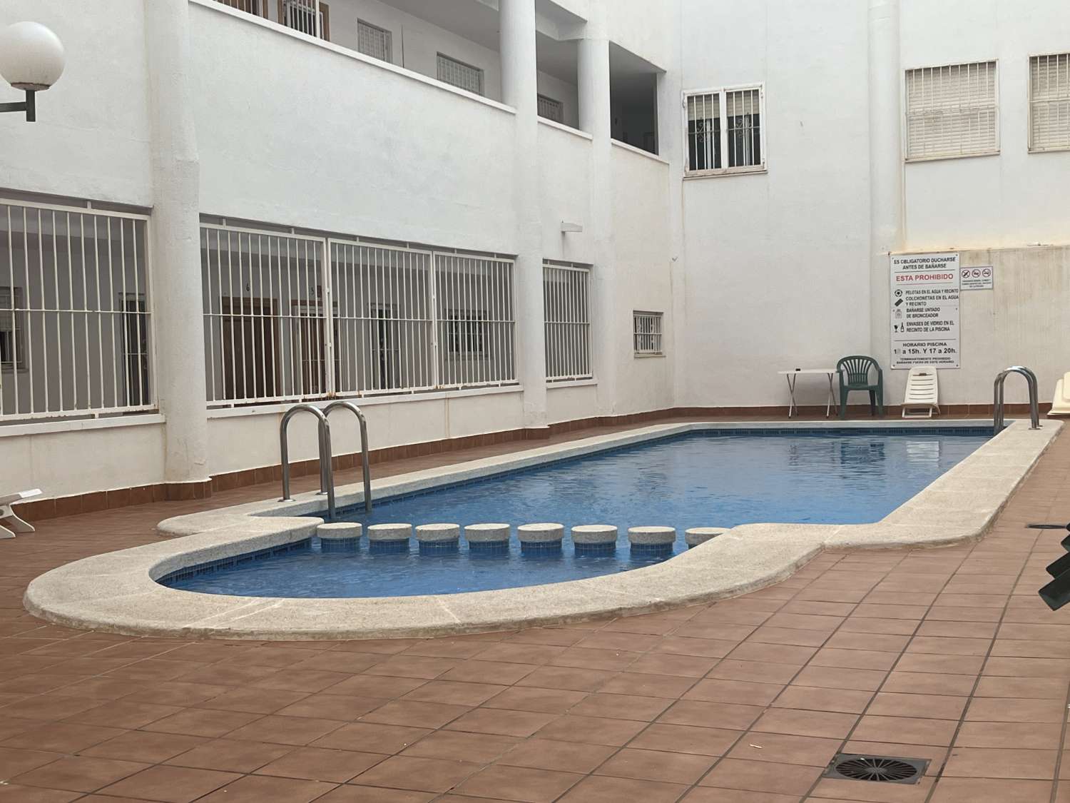 Appartement met twee slaapkamers en zwembad dicht bij het centrum en het strand