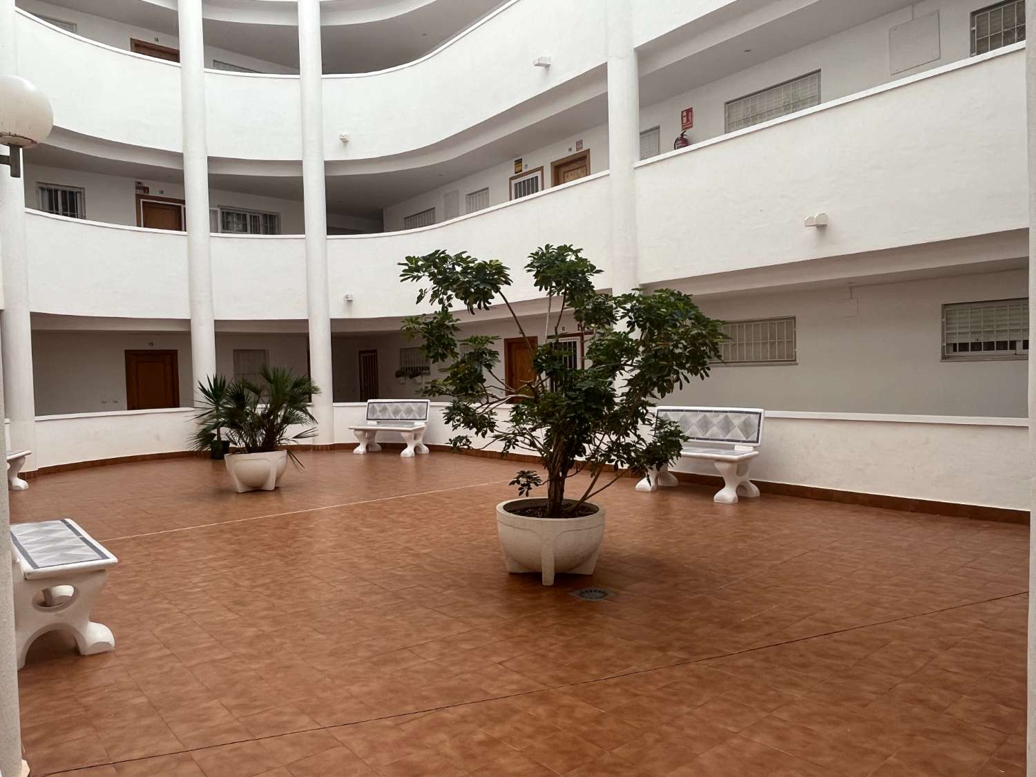 Appartement met twee slaapkamers en zwembad dicht bij het centrum en het strand