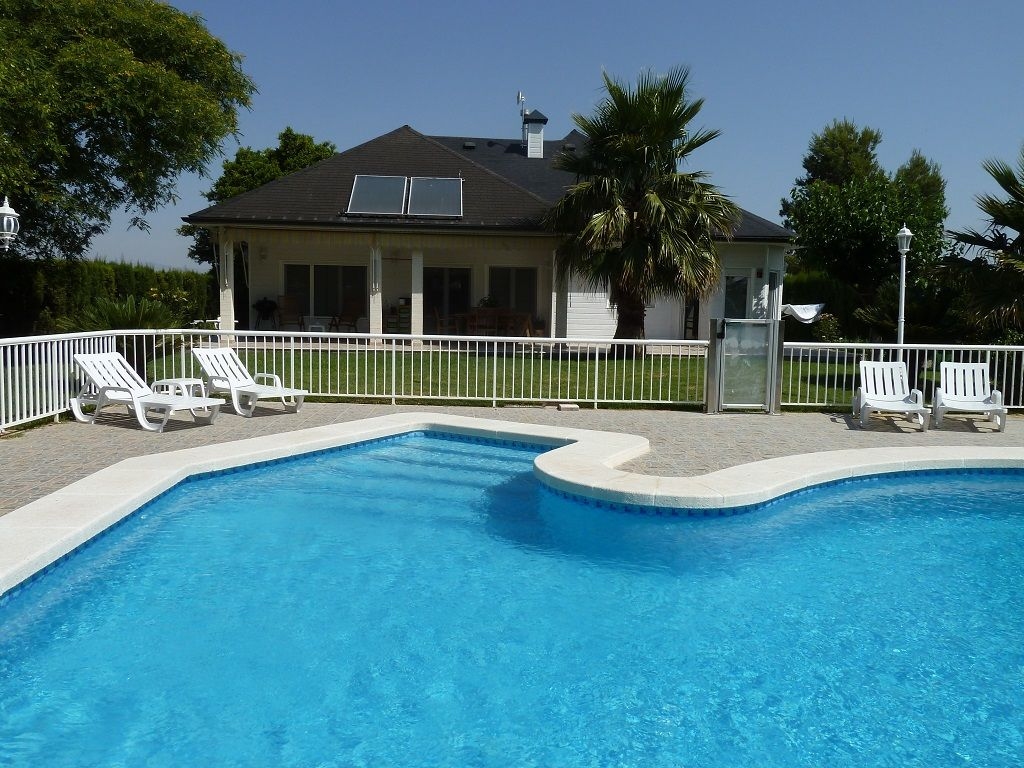 CHALET 165 m2 EN UN TERRENO DE 3500 M2